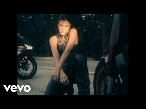 EVAN GIIA - MOMENTUM (Official Music Video)